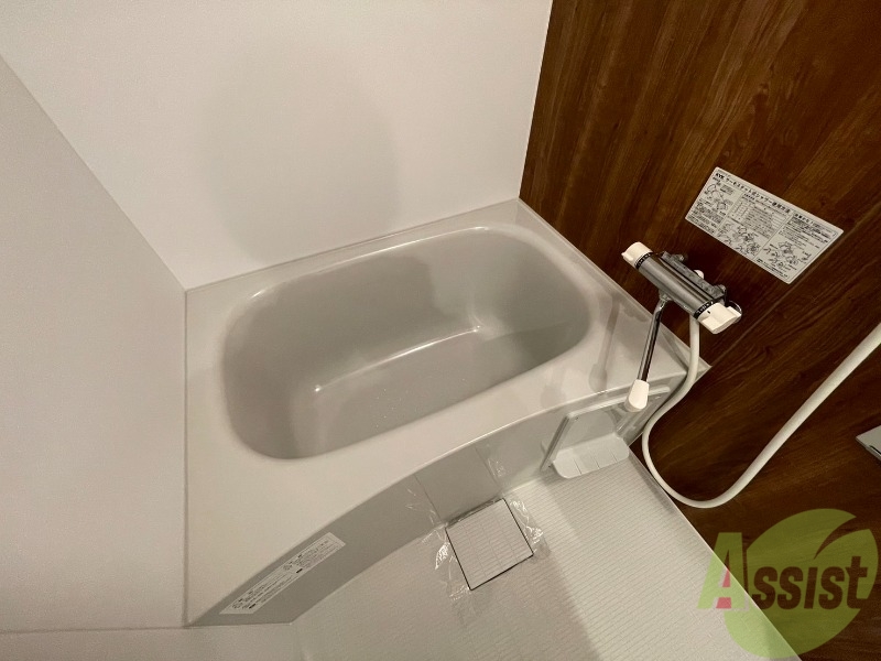 バス・シャワールーム　浴槽付きのお風呂です。ここで一日の疲れを癒しましょう。