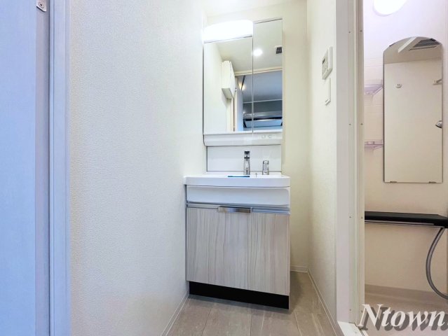 洗面設備　独立洗面台、朝の身支度には欠かせません