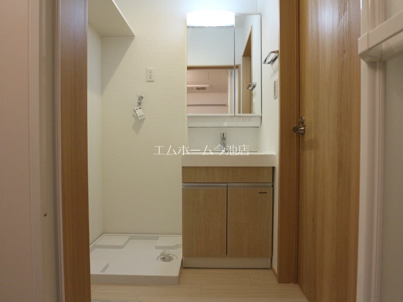 洗面設備　脱衣所　独立洗面台（シャンプードレッサー付）