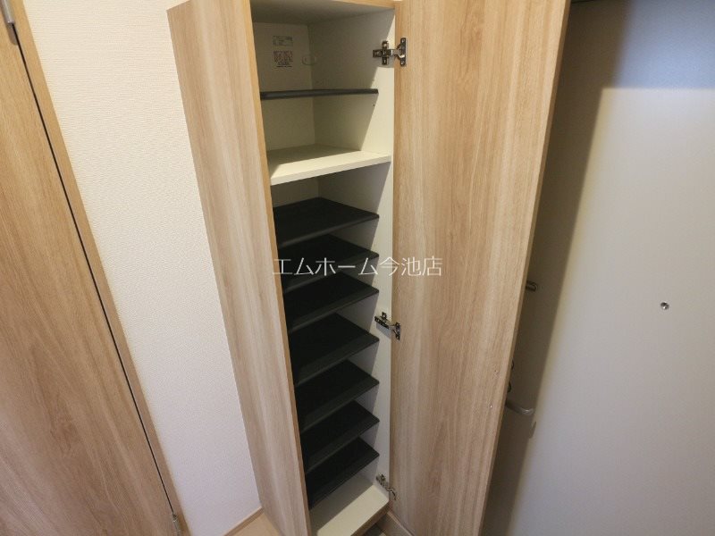 玄関　玄関　シューズボックス充実