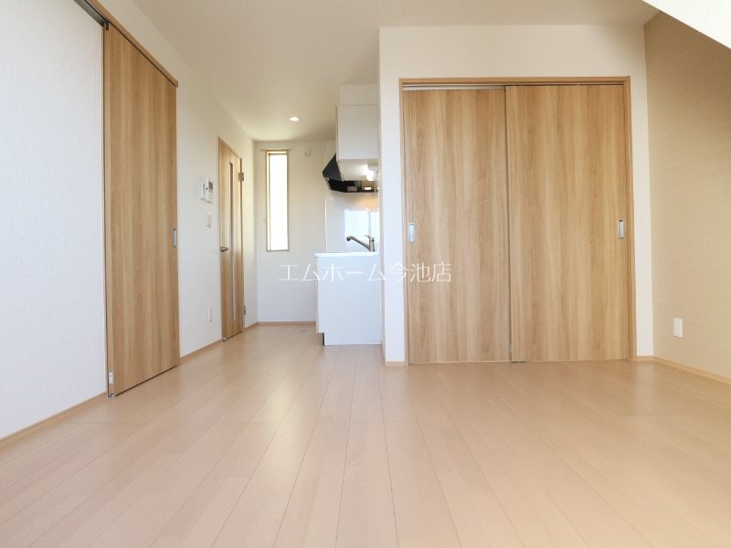 居室・リビング　LDK9.1帖　エアコン付　バルコニーに面しています