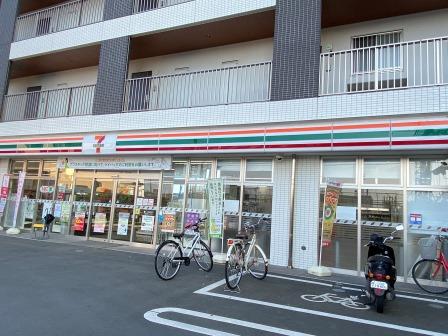 コンビニ　セブンイレブン（コンビニ）まで790m