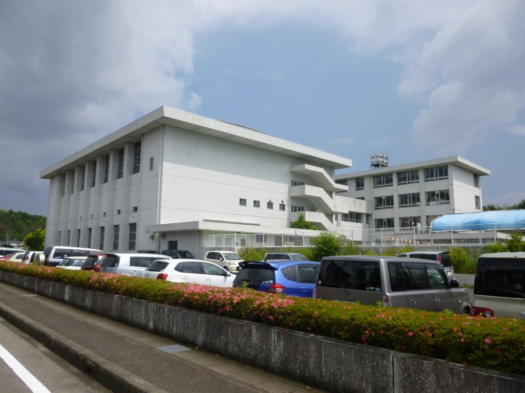 中学校　関市立桜ケ丘中学校（中学校）まで1513m