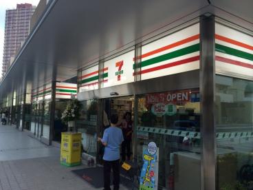 コンビニ　セブンイレブン 新宿富久町店（コンビニ）まで261m