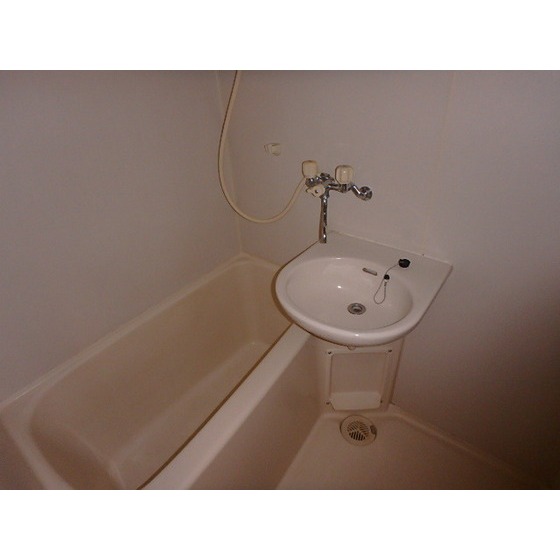 バス・シャワールーム　洗面一体型の浴室です。