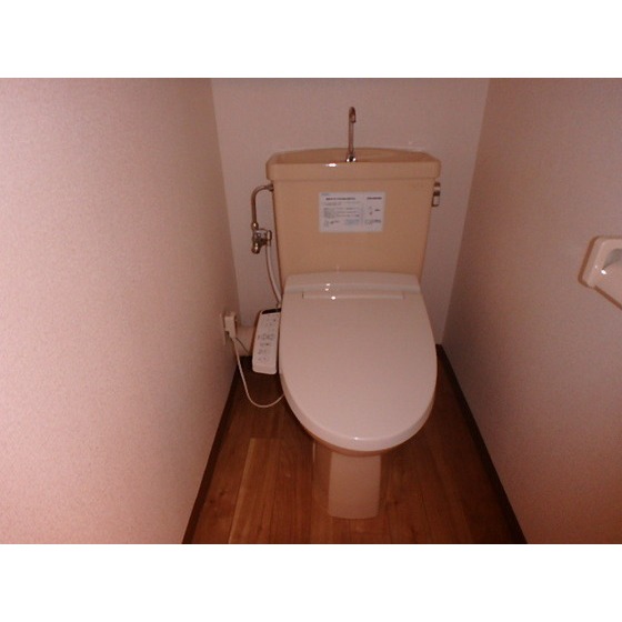 トイレ　温水洗浄便座です。