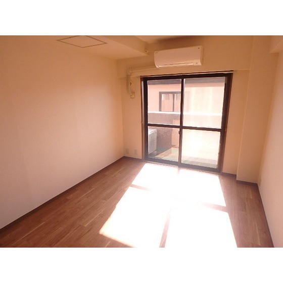 居室・リビング　日当たりの良いリビングです。