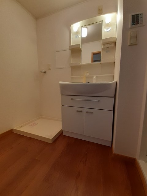 洗面設備　シャワー付き洗面と防水パン付き洗濯機置場あり