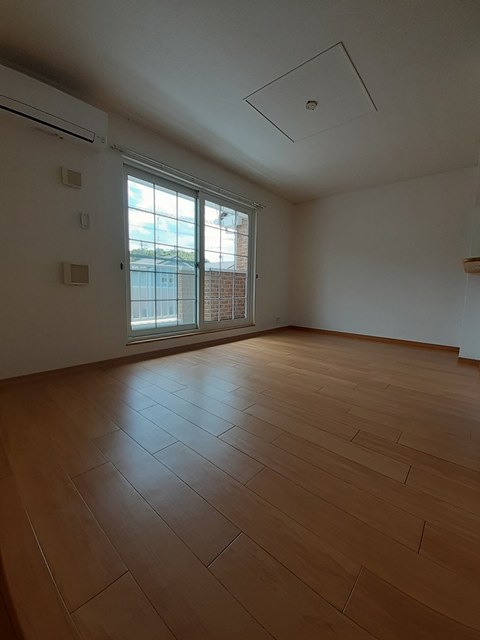 居室・リビング　リビングは明るい色合いのフローリング