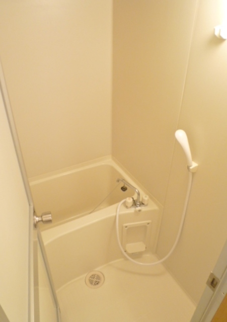 バス・シャワールーム　写真は202号室です。