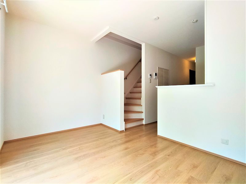 居室・リビング　約10帖のLDKは温かい陽の光が差し込みます。