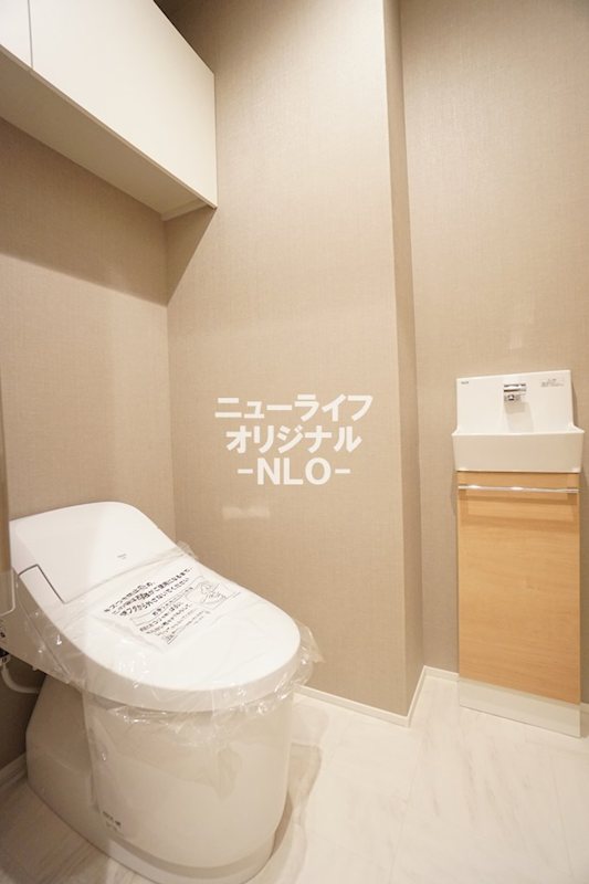トイレ　スタイリッシュなタンクレストイレ。室内に手洗いシンクが付いて