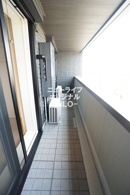 バルコニー　居室2面分の広さがあります。