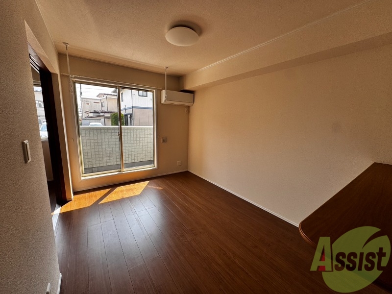 居室・リビング　こちらはリビングです。日差しが差し込んでいて明るいです。