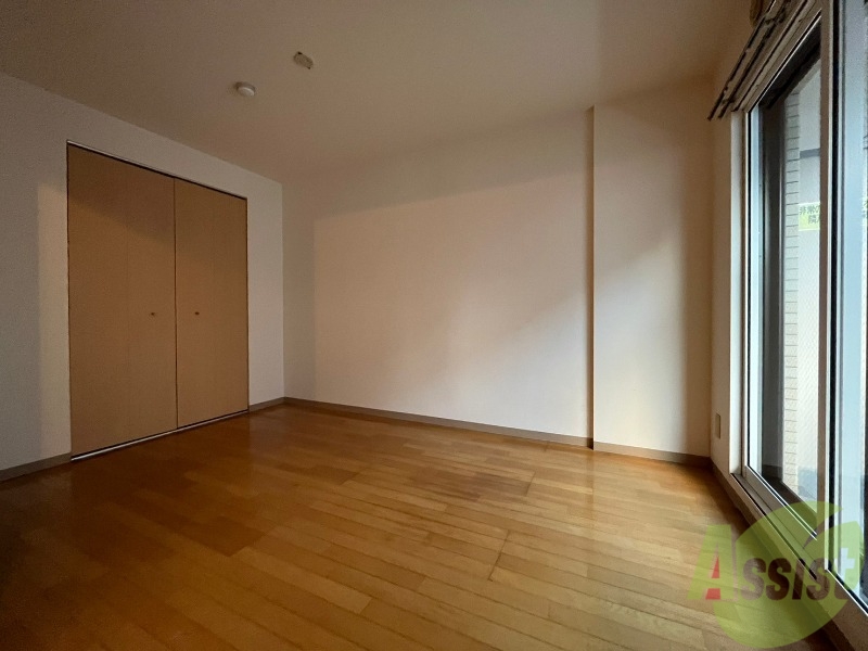 その他部屋・スペース　寝室はこちらです。光が差し込む、温かみのあるお部屋です。