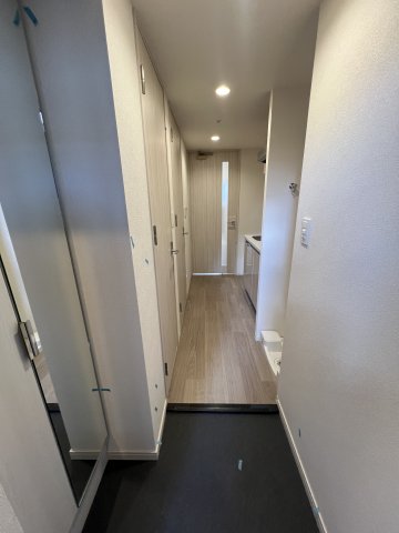 玄関　※写真は同じマンションの違う部屋のものになります。