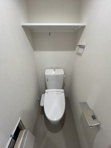 トイレ　※写真は同じマンションの違う部屋のものになります。