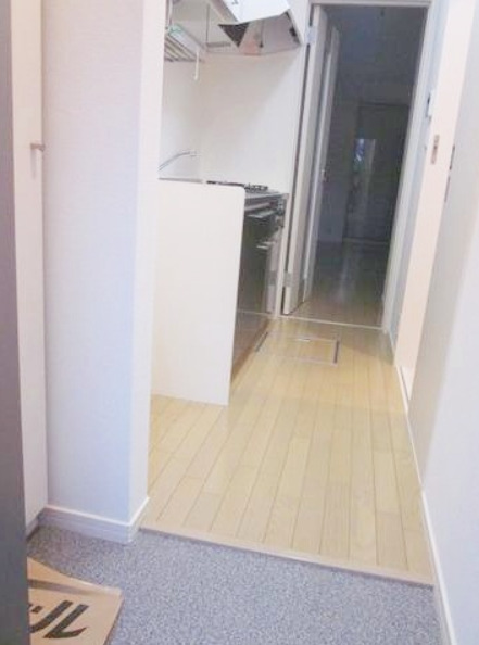 玄関　【角部屋・南向きで明るいお部屋です♪】