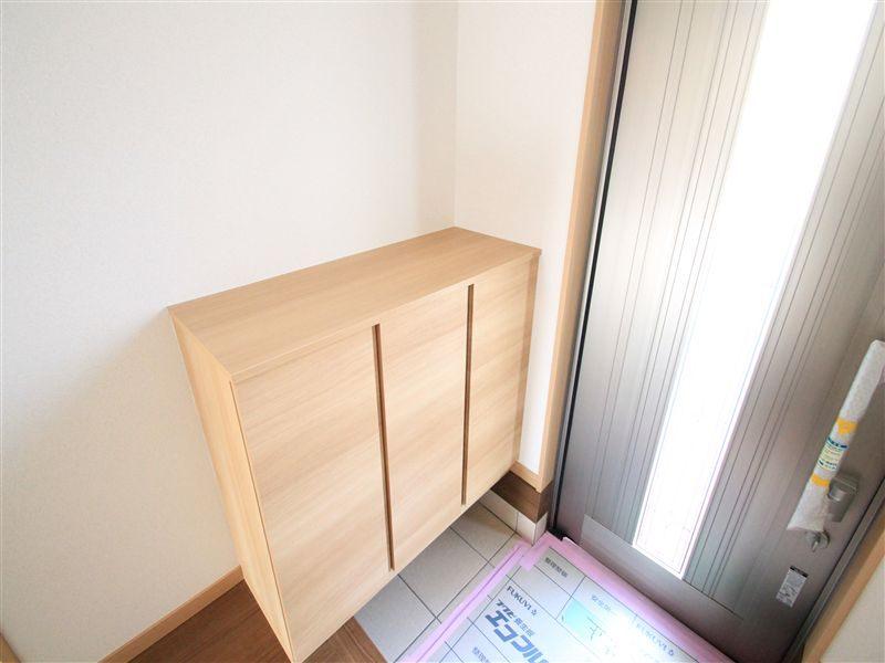 玄関　圧迫感のないナチュラルな玄関収納。小物も飾れる使いやすい高さ