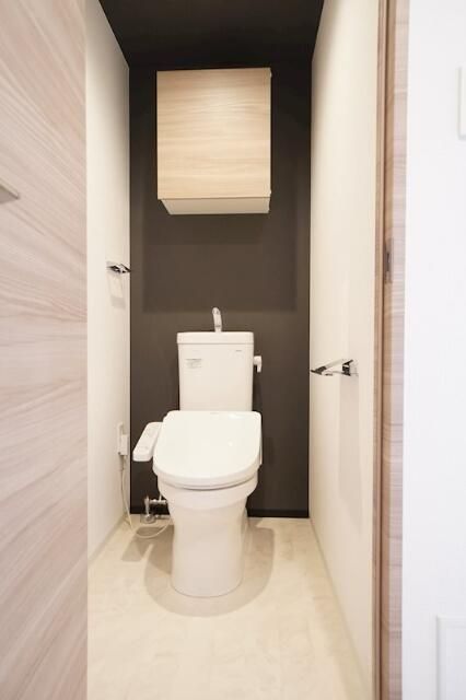 トイレ　落ち着いた色調のトイレです
