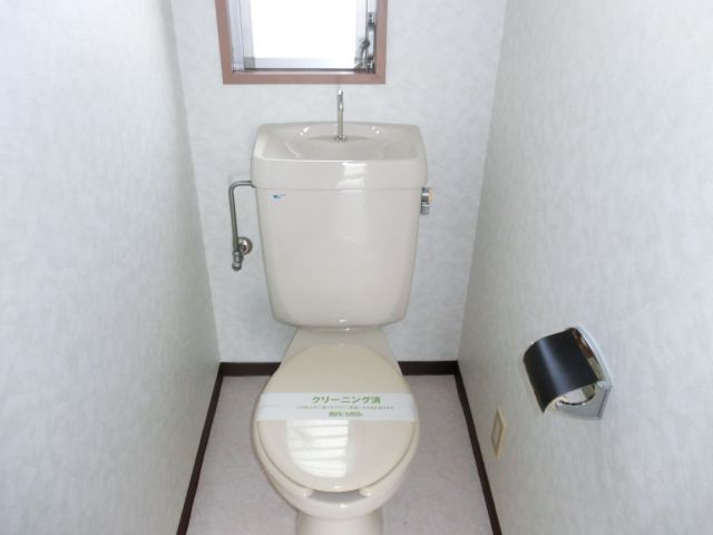 トイレ　嬉しい　小窓付で　明るいトイレ