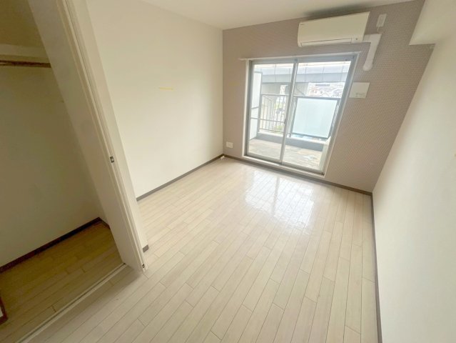 居室・リビング　白を基調とした内装でおしゃれで、落ち着ける空間です。