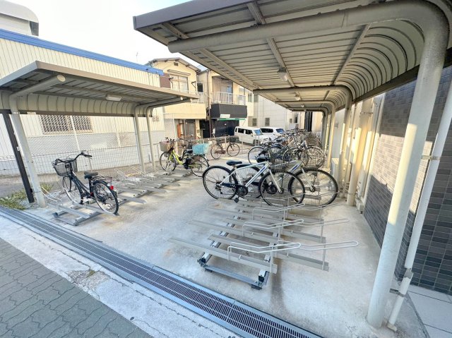 駐車場　敷地内には入居者専用の駐輪スペースもあります。