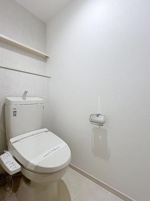 トイレ　落ち着いた色調のトイレです