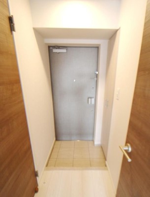 玄関　写真は同タイプ住居です。