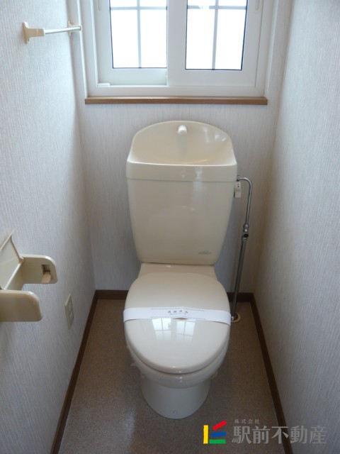 トイレ　窓付きのトイレです。