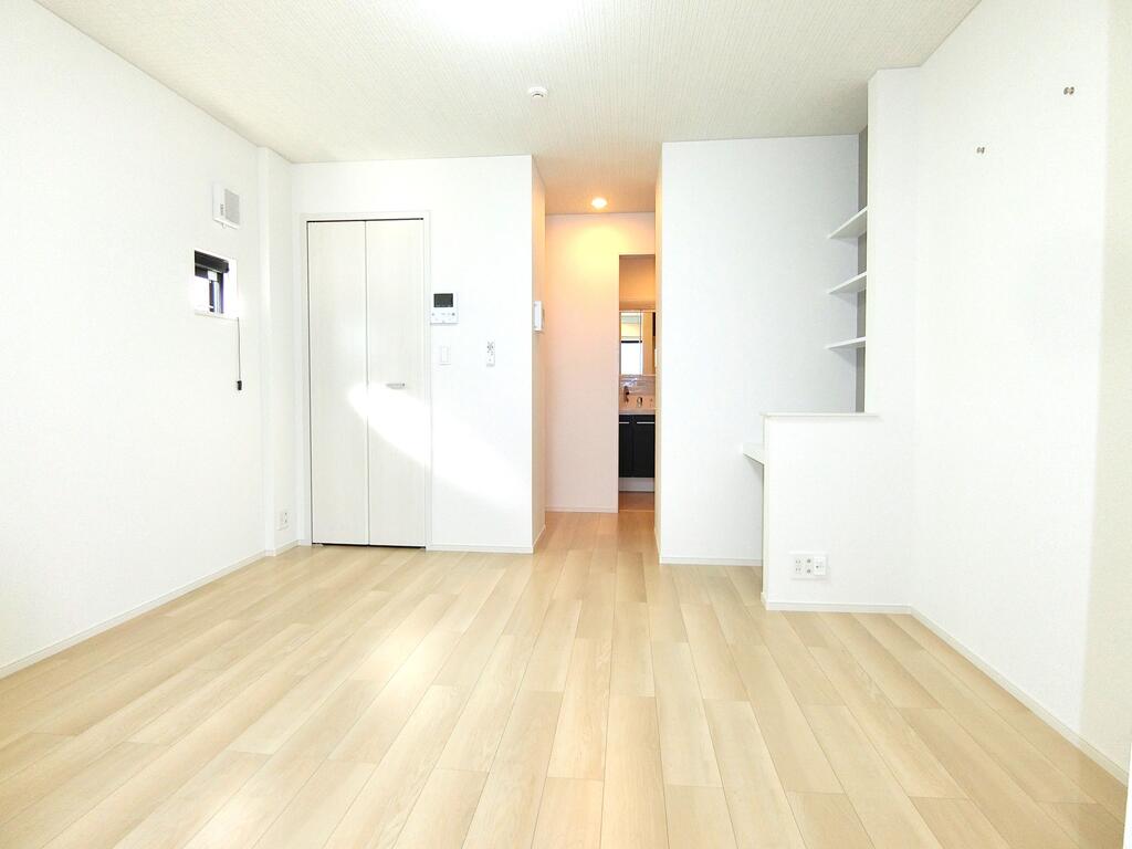 居室・リビング　同型物件の写真、配色に違いあり