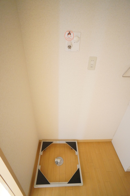 その他　雨の日でもお洗濯ができて安心の室内洗濯機置場付です！