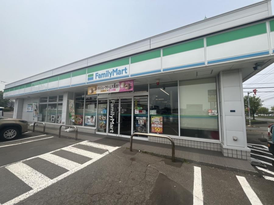 コンビニ　ファミリーマート札幌美しが丘3条店（コンビニ）まで214m