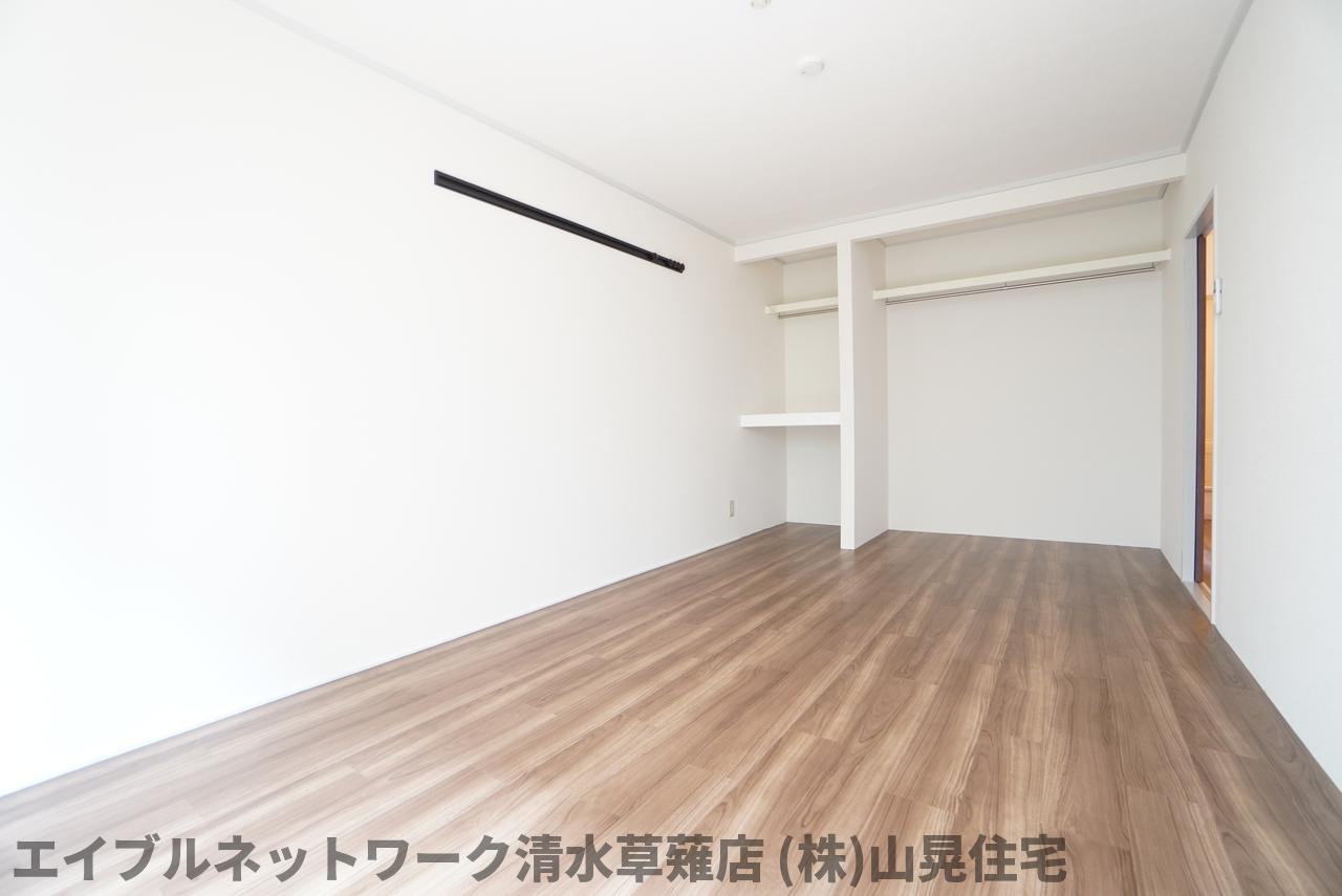 その他部屋・スペース　落ち着いた色調の寝室です