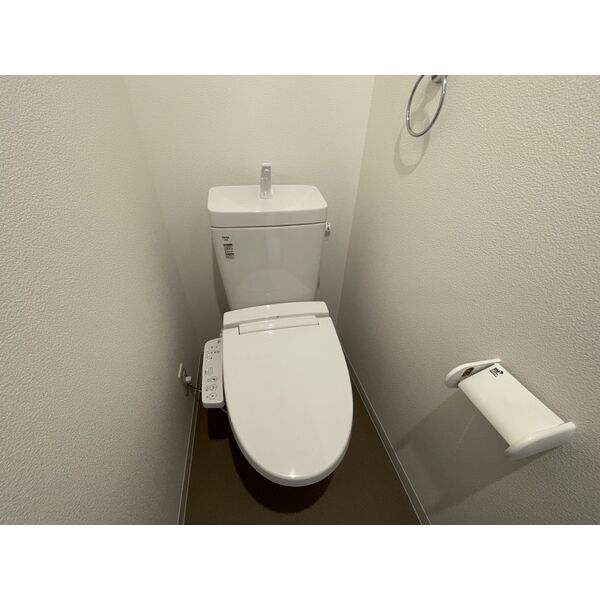トイレ　写真は施工会社同仕様の写真です。
