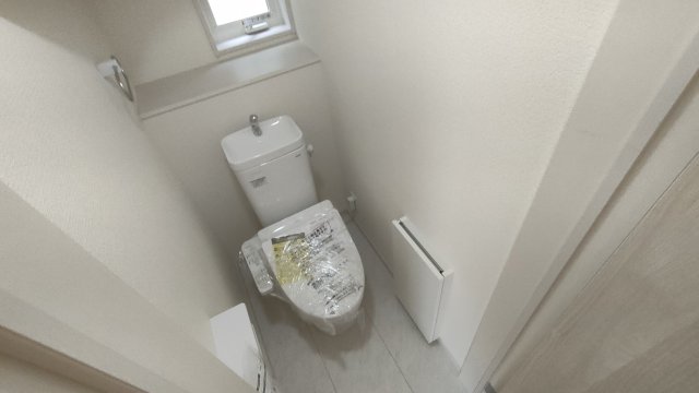 トイレ　落ち着いた色調のトイレです