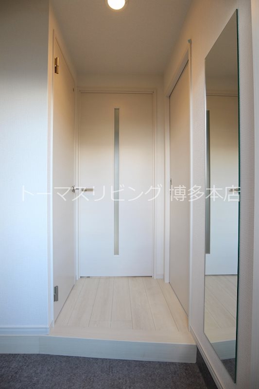 玄関　※別号室の参考写真になります。