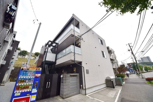 建物外観　★皆様大好きバストイレ別のマンション、オートロック付★