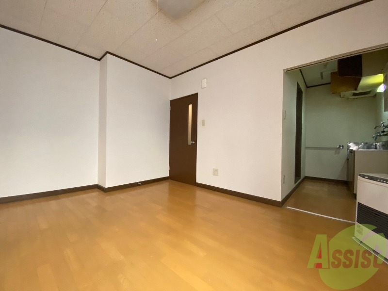 居室・リビング　木目のフローリングは落ち着きのある印象のお部屋になりますね。