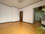 居室・リビング　木目のフローリングは落ち着きのある印象のお部屋になりますね。