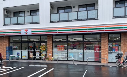 コンビニ　セブンイレブン 横浜しらとり台店（コンビニ）まで534m