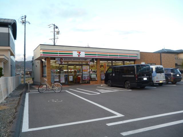 コンビニ　セブンイレブン（コンビニ）まで740m
