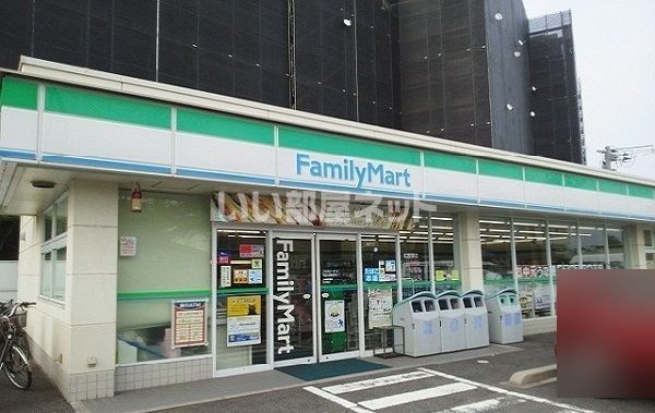 コンビニ　ファミリーマート 松江大輪町店（コンビニ）まで742m