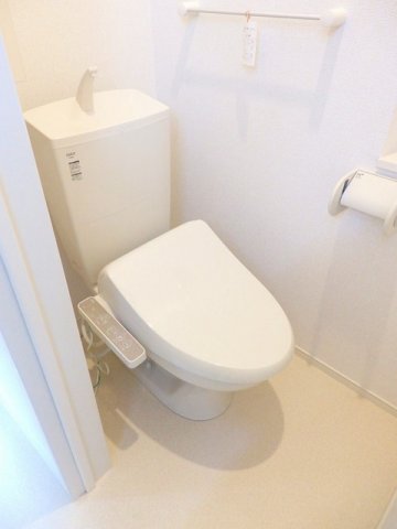 トイレ　落ち着いた色調のトイレです
