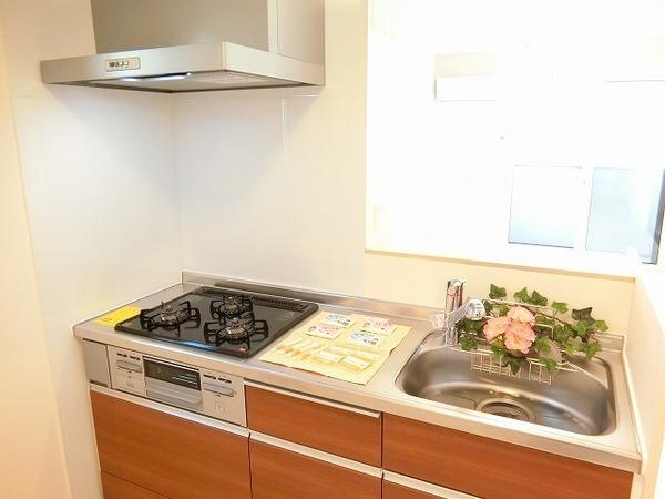 キッチン　３口コンロ付きシステムキッチン！