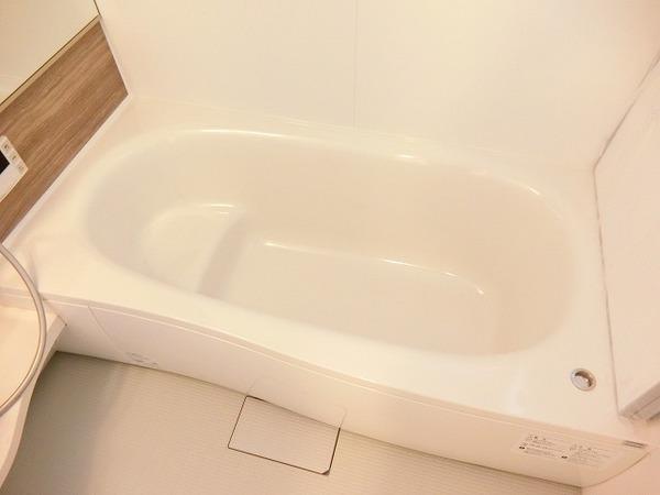 バス・シャワールーム　浴室乾燥機、追焚機能付の広々バスルーム！
