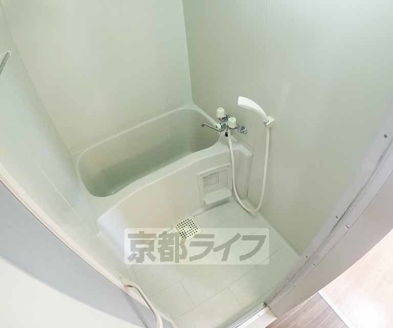 バス・シャワールーム　清潔感のあるお風呂です