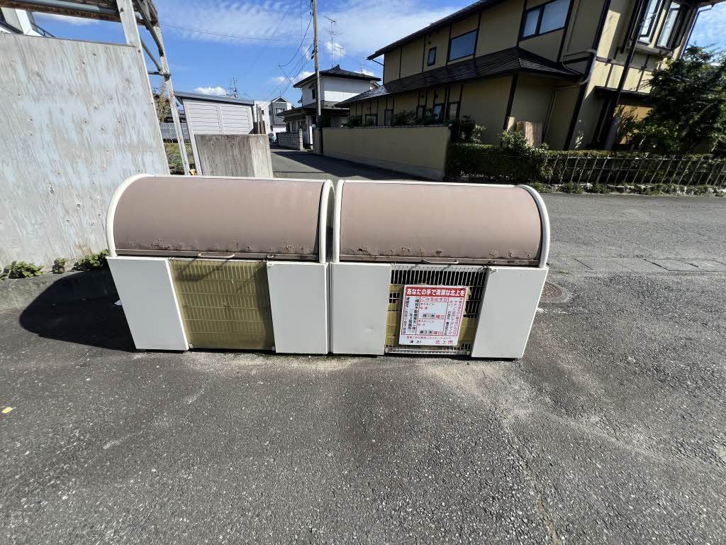 建物外観　ゴミ捨て場
