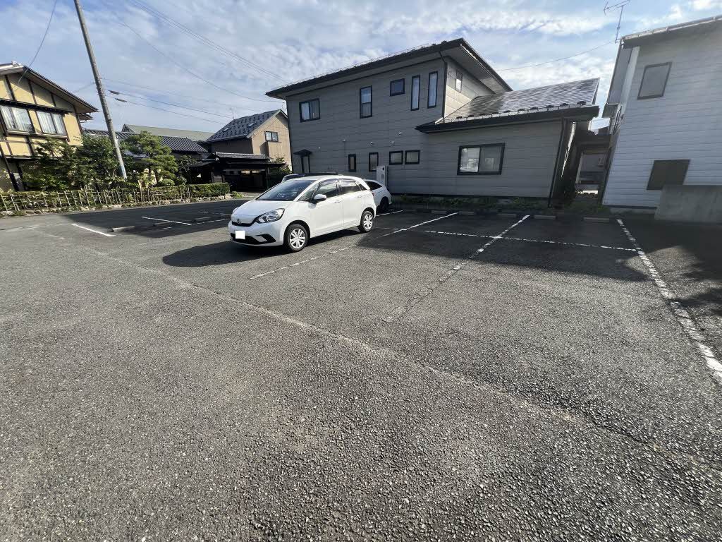 建物外観　駐車場