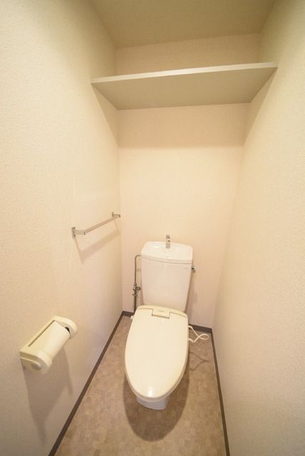 トイレ　洋式タイプのトイレは廊下にあります